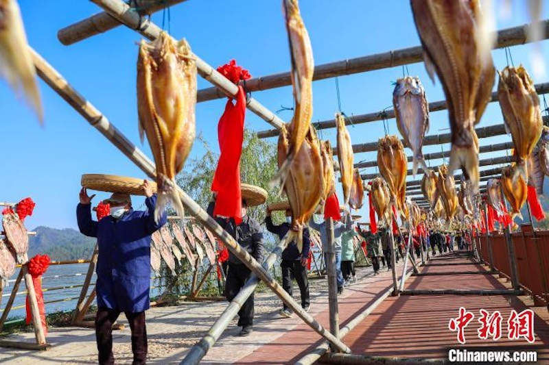 Jiangxi : le village de pêcheurs de Wan'an occupé de la pêche d'hiver et du ? séchage hivernal ? pendant le Solstice d'hiver