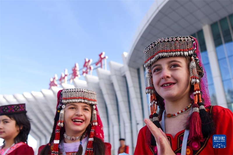 Xinjiang : l'aéroport de Tashkurgan officiellement ouvert au trafic, des passagers accueillis chaleureusement sur le Plateau du Pamir