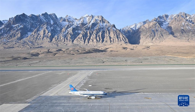 Xinjiang : l'aéroport de Tashkurgan officiellement ouvert au trafic, des passagers accueillis chaleureusement sur le Plateau du Pamir