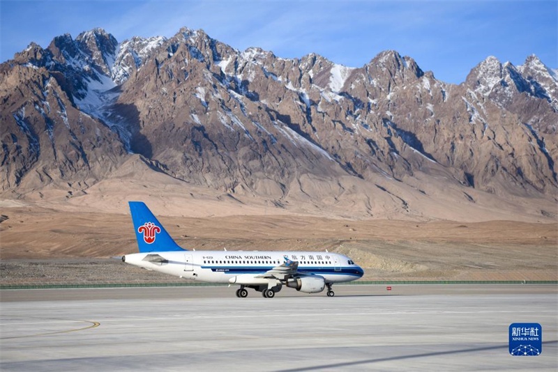 Xinjiang : l'aéroport de Tashkurgan officiellement ouvert au trafic, des passagers accueillis chaleureusement sur le Plateau du Pamir