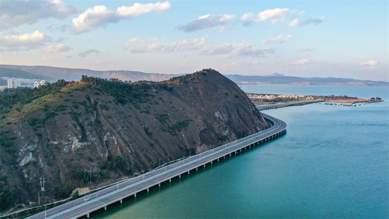 Yunnan : la plus belle route de Kunming vue du ciel, avec des goélands à bec rouge volant dans l'eau et le ciel