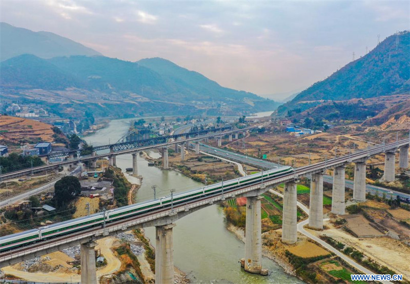 Le lancement d'un nouveau chemin de fer accélère les voyages en train dans le sud-ouest de la Chine