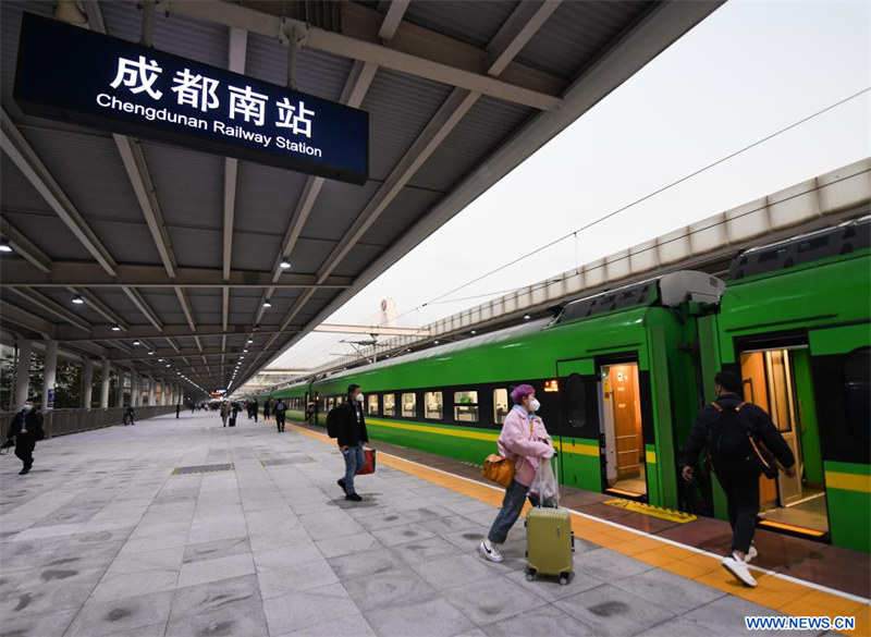 Le lancement d'un nouveau chemin de fer accélère les voyages en train dans le sud-ouest de la Chine