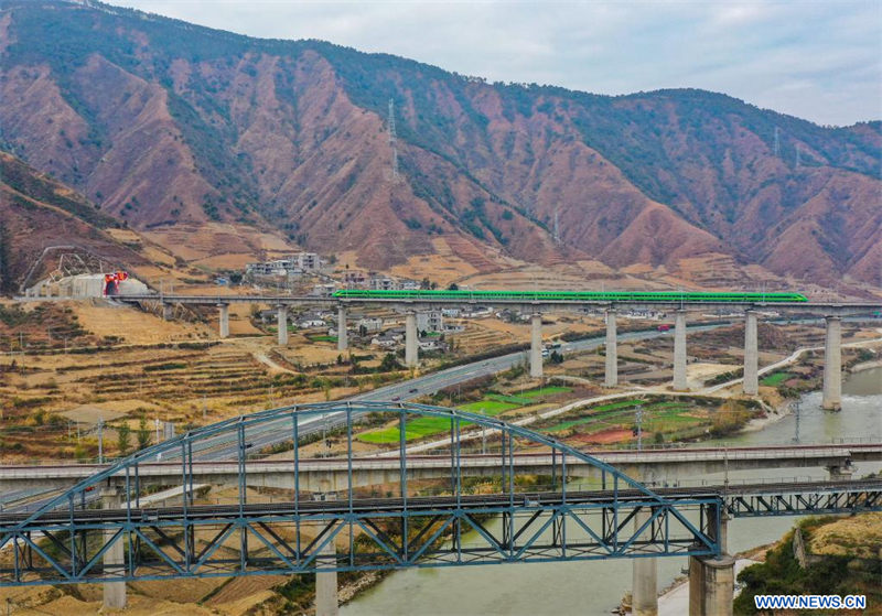 Le lancement d'un nouveau chemin de fer accélère les voyages en train dans le sud-ouest de la Chine