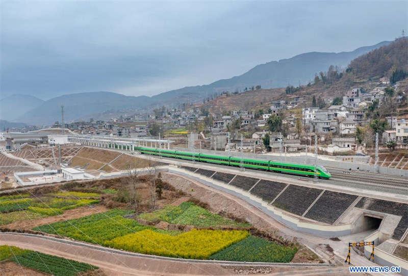 Le lancement d'un nouveau chemin de fer accélère les voyages en train dans le sud-ouest de la Chine