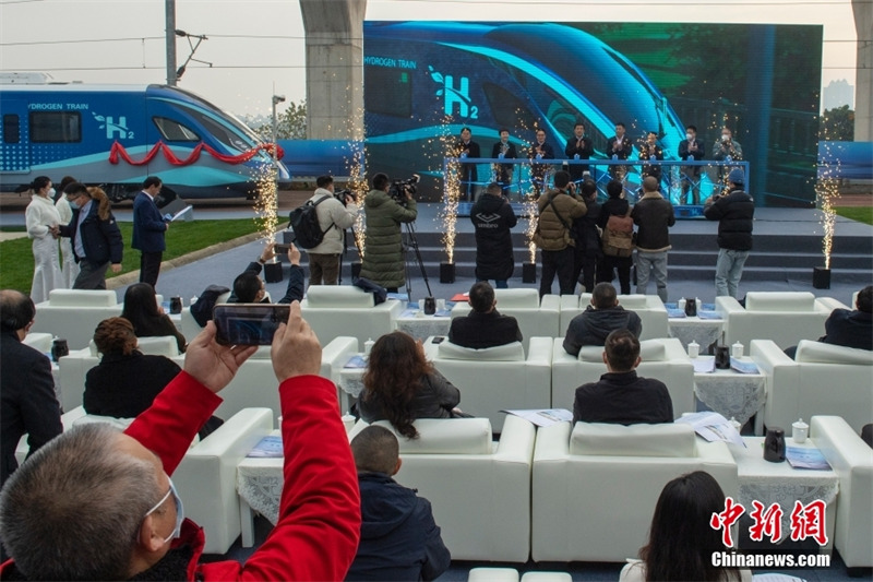 Sichuan : le premier train urbain à hydrogène au monde est officiellement sorti de la cha?ne de montage à Chengdu