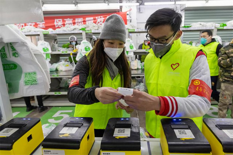 Shanghai : pour préserver les capacités de transport de la ville, un commando de jeunes se transforme en ? escouade ? pour le tri des légumes et des fruits