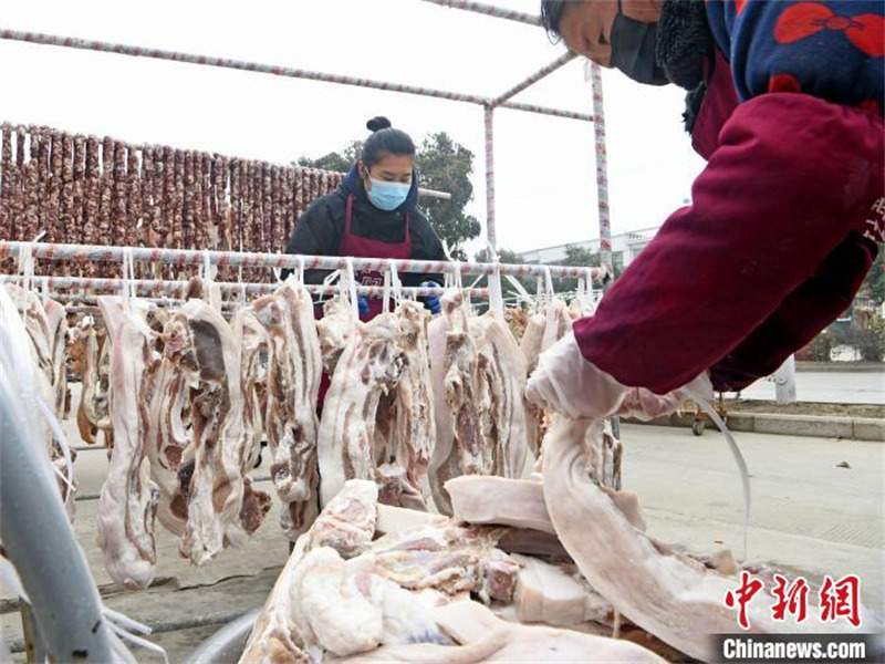 Anhui : le parfum de la viande en conserve accueille la nouvelle année à Huainan