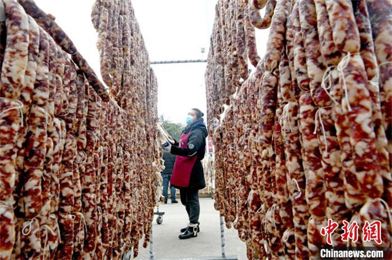 Anhui : le parfum de la viande en conserve accueille la nouvelle année à Huainan