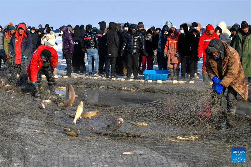 Jilin : ouverture d'un festival sur le thème de la pêche d'hiver sur le lac Chagan