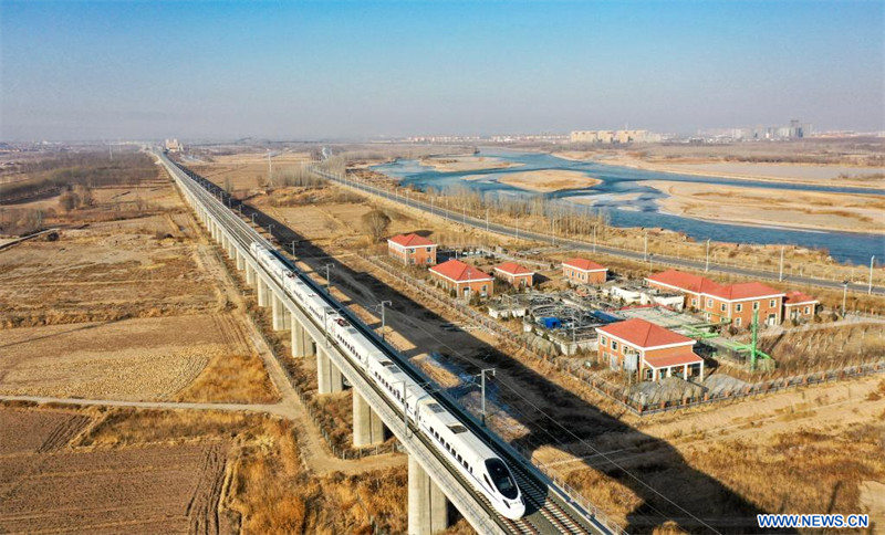 Mise en service d'une nouvelle ligne ferroviaire à grande vitesse dans le nord-ouest de la Chine