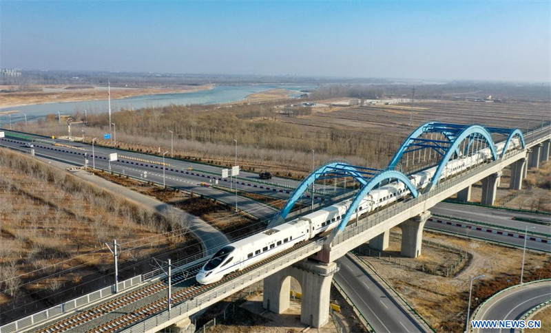 Mise en service d'une nouvelle ligne ferroviaire à grande vitesse dans le nord-ouest de la Chine