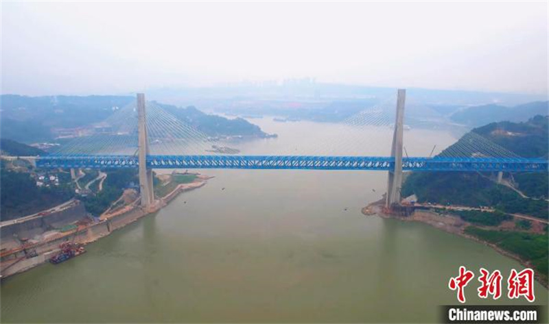 Chongqing : créant plusieurs records nationaux, le pont Mingyuexia sur le Yangtsé sera ouvert à la circulation aujourd'hui