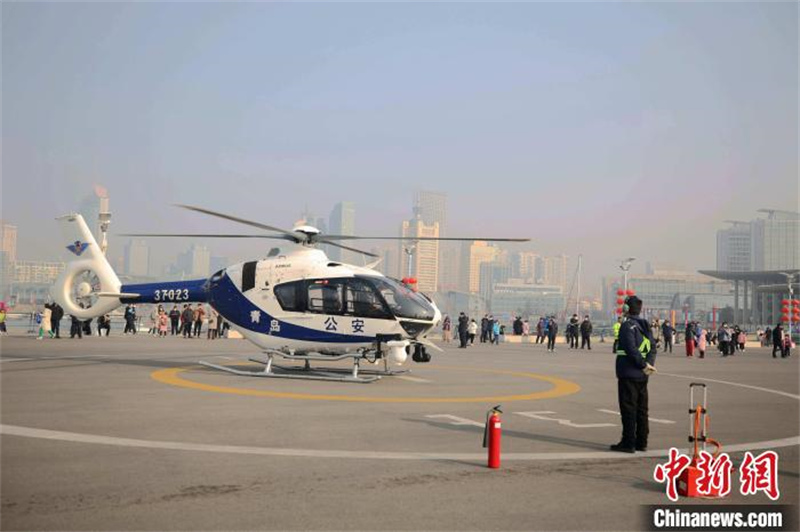 Shandong : la ? Journée portes ouvertes du camp de police ? de Qingdao attire de nombreux habitants