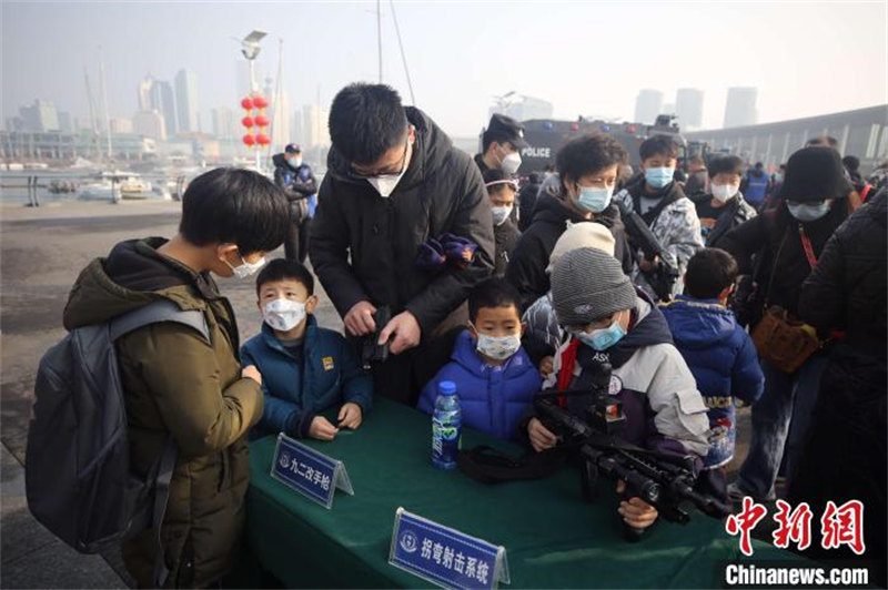 Shandong : la ? Journée portes ouvertes du camp de police ? de Qingdao attire de nombreux habitants