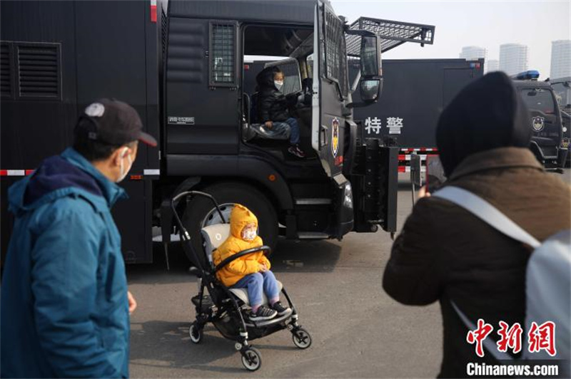 Shandong : la ? Journée portes ouvertes du camp de police ? de Qingdao attire de nombreux habitants