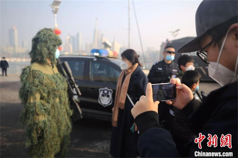 Shandong : la ? Journée portes ouvertes du camp de police ? de Qingdao attire de nombreux habitants