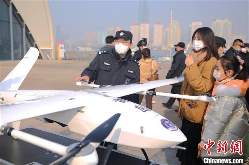 Shandong : la ? Journée portes ouvertes du camp de police ? de Qingdao attire de nombreux habitants