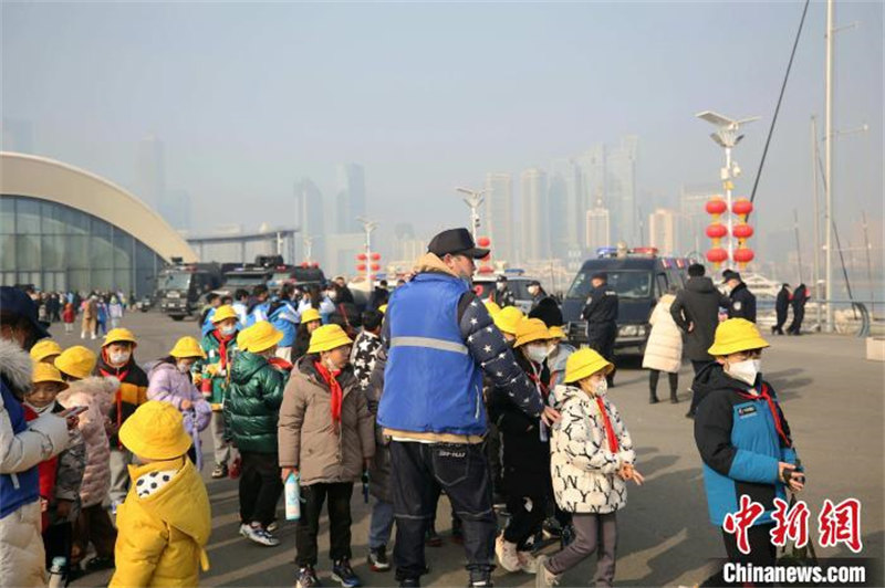 Shandong : la ? Journée portes ouvertes du camp de police ? de Qingdao attire de nombreux habitants