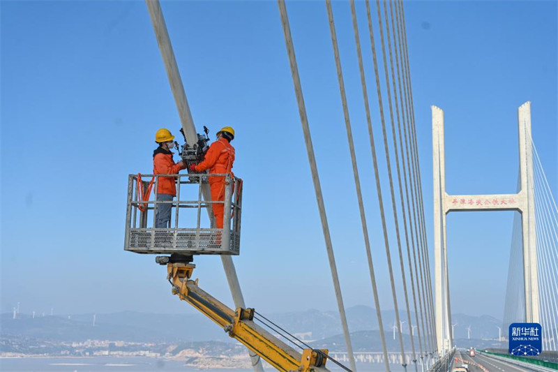 Fujian : les membres du personnel assurent la sécurité du pont transocéanique de Pingtan pendant le pic de voyages de la fête du Printemps