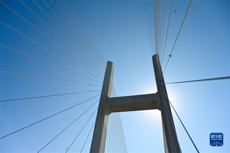 Fujian : les membres du personnel assurent la sécurité du pont transocéanique de Pingtan pendant le pic de voyages de la fête du Printemps