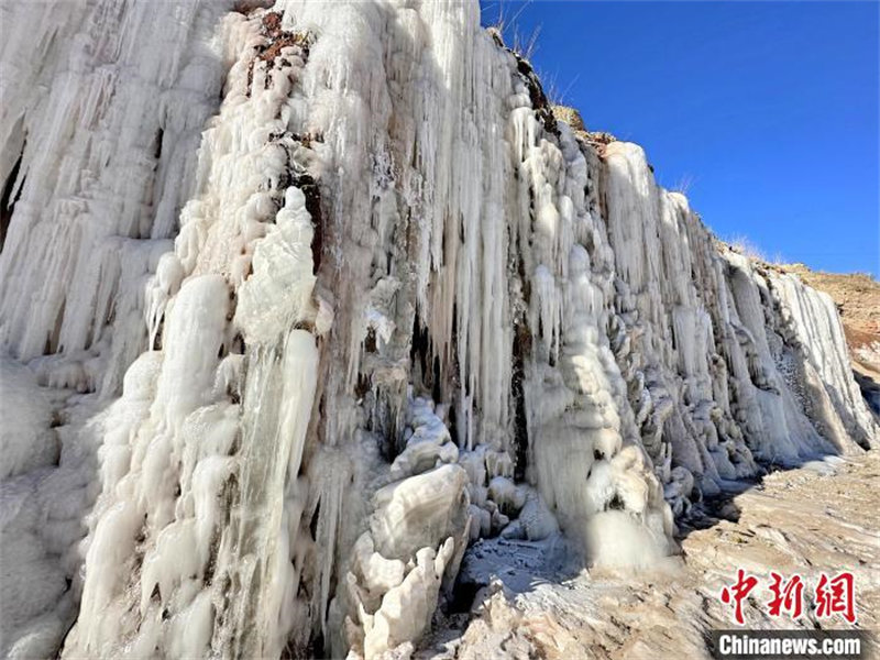 Qinghai : un paysage de cascade de glace ? écologique original ? appara?t sur la rivière Lancang à Zaduo