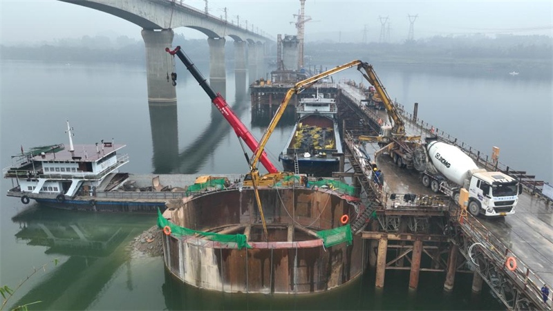 Guangxi : la construction du pont spécial de Liujiang de la ligne ferroviaire Xianggui bat son plein