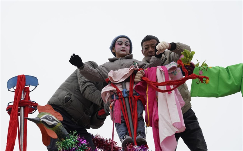 Qinghai : des spectacles d'acrobaties aériennes de Gaotai pour célébrer le Nouvel An chinois dans le Huangzhong