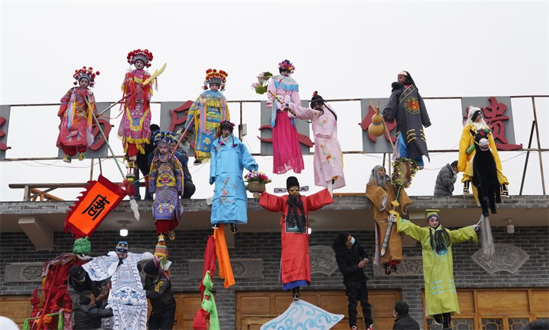 Qinghai : des spectacles d'acrobaties aériennes de Gaotai pour célébrer le Nouvel An chinois dans le Huangzhong