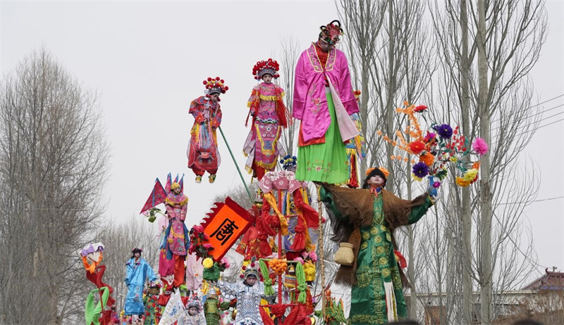 Qinghai : des spectacles d'acrobaties aériennes de Gaotai pour célébrer le Nouvel An chinois dans le Huangzhong