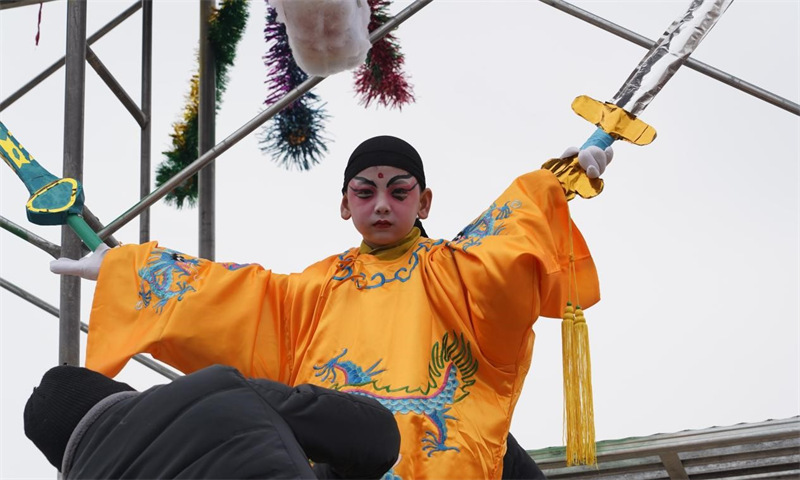 Qinghai : des spectacles d'acrobaties aériennes de Gaotai pour célébrer le Nouvel An chinois dans le Huangzhong