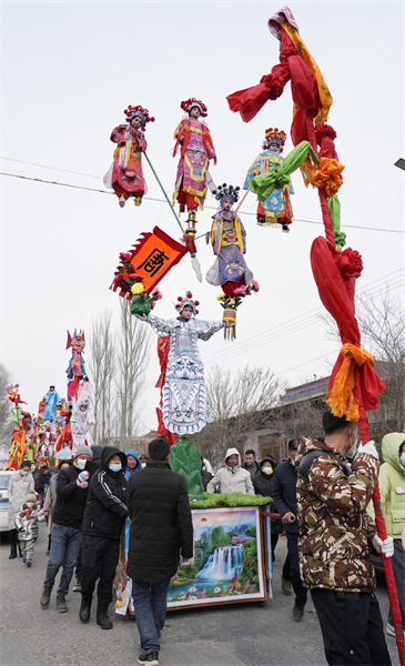 Qinghai : des spectacles d'acrobaties aériennes de Gaotai pour célébrer le Nouvel An chinois dans le Huangzhong