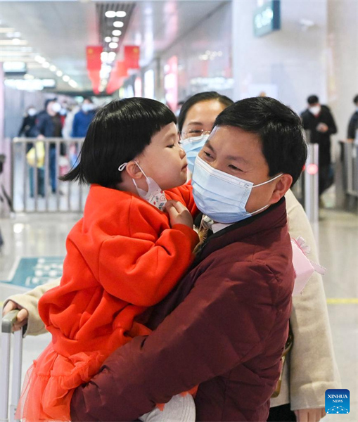 Les Chinois en route pour des réunions de famille pendant la vague de voyages de la Fête du Printemps