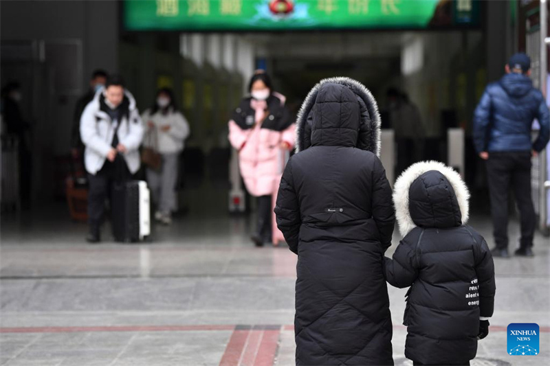 Les Chinois en route pour des réunions de famille pendant la vague de voyages de la Fête du Printemps