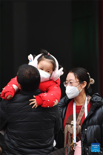 Les Chinois en route pour des réunions de famille pendant la vague de voyages de la Fête du Printemps