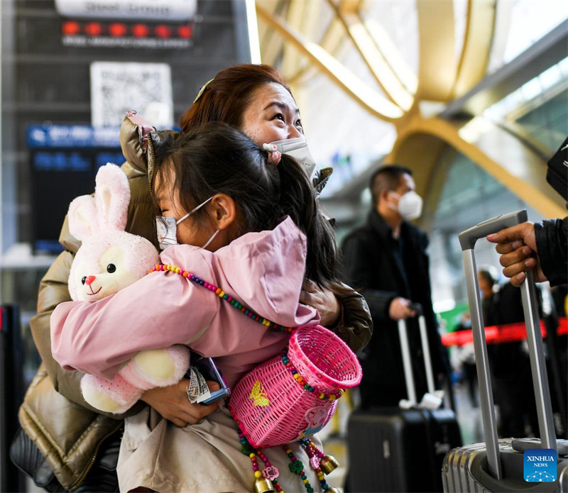 Les Chinois en route pour des réunions de famille pendant la vague de voyages de la Fête du Printemps