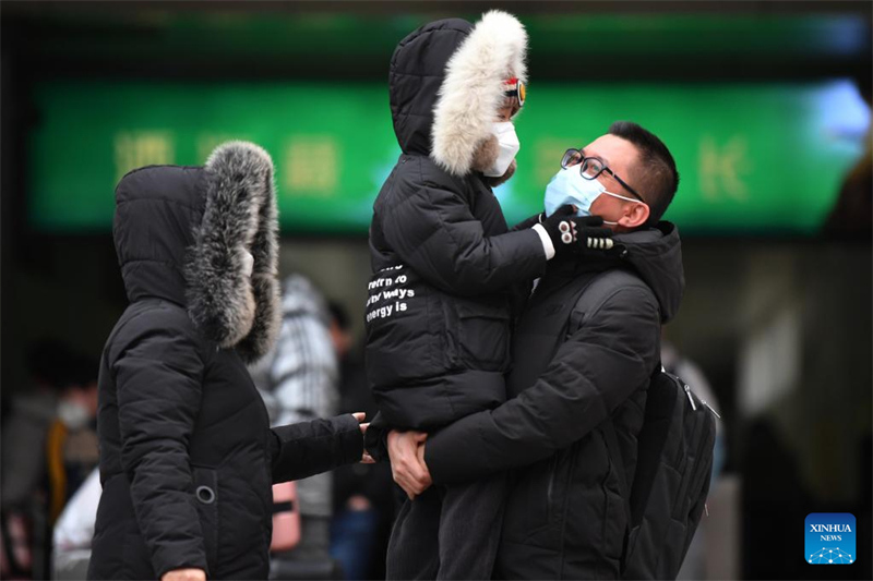 Les Chinois en route pour des réunions de famille pendant la vague de voyages de la Fête du Printemps