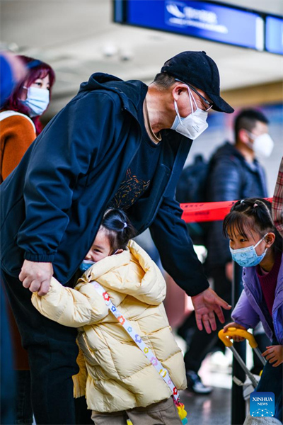 Les Chinois en route pour des réunions de famille pendant la vague de voyages de la Fête du Printemps