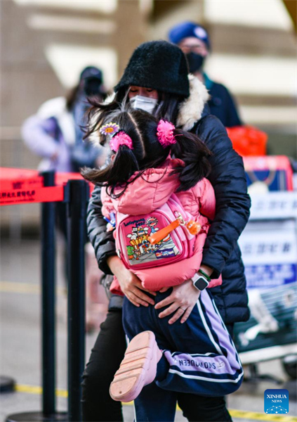 Les Chinois en route pour des réunions de famille pendant la vague de voyages de la Fête du Printemps