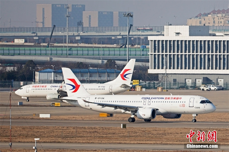 Le premier avion de ligne chinois C919 de China Eastern Airline a effectué son vol inaugural de l'Année du Lapin