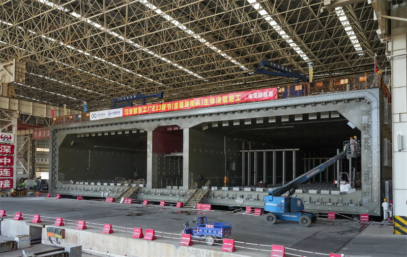 Guangdong : le coulage de la dernière section du tunnel sous-marin du corridor Shenzhen-Zhongshan est terminé