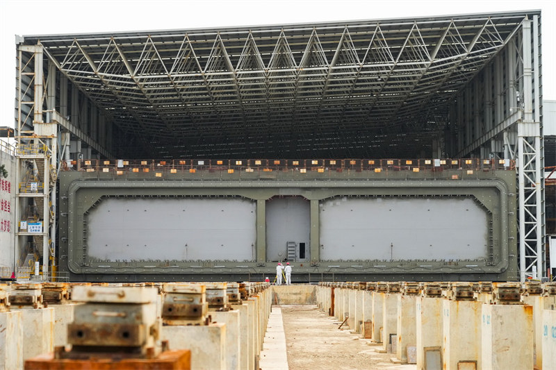 Guangdong : le coulage de la dernière section du tunnel sous-marin du corridor Shenzhen-Zhongshan est terminé