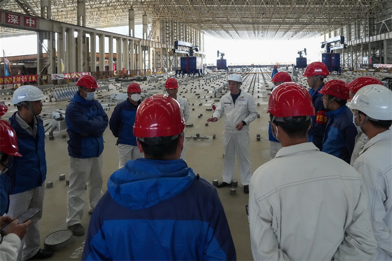 Guangdong : le coulage de la dernière section du tunnel sous-marin du corridor Shenzhen-Zhongshan est terminé