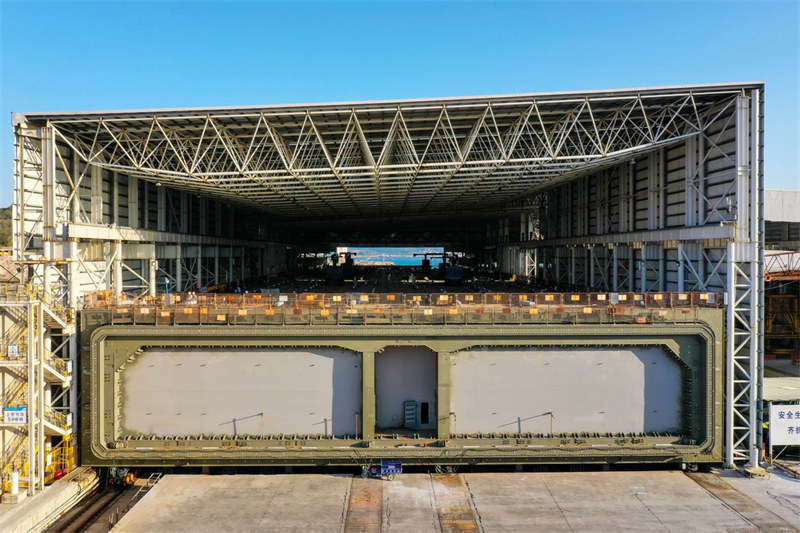 Guangdong : le coulage de la dernière section du tunnel sous-marin du corridor Shenzhen-Zhongshan est terminé