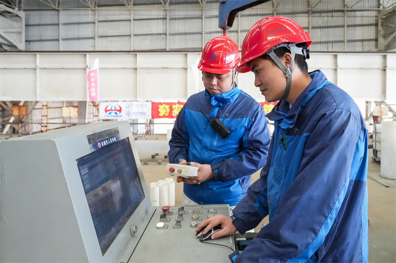 Guangdong : le coulage de la dernière section du tunnel sous-marin du corridor Shenzhen-Zhongshan est terminé