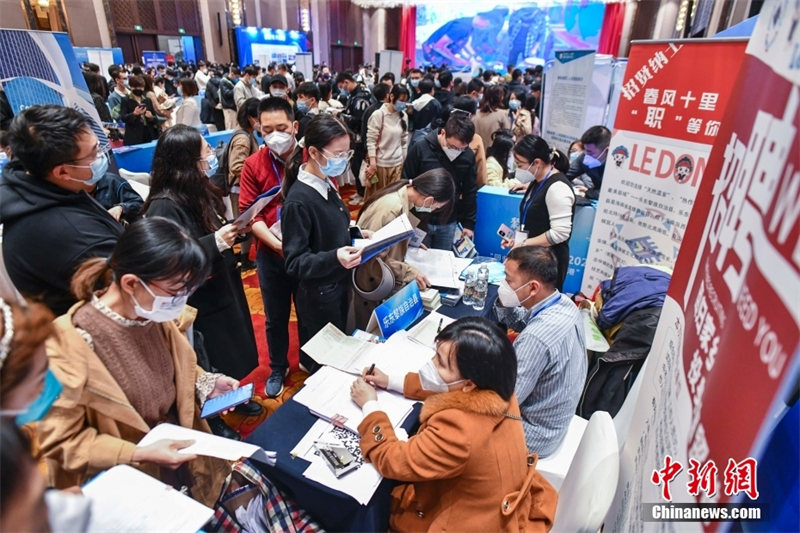 De nombreux salons du travail attirent les demandeurs d'emploi chinois