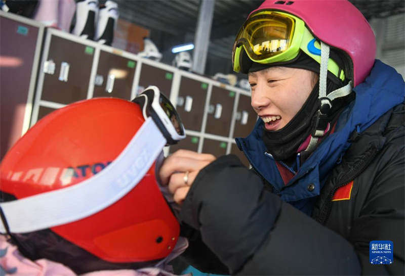 Xinjiang : surfer sur la vague des Jeux olympiques d'hiver, semer les graines des sports de glace et de neige au pied des monts Tianshan