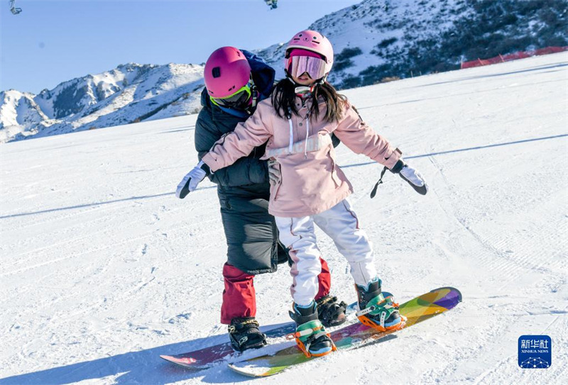 Xinjiang : surfer sur la vague des Jeux olympiques d'hiver, semer les graines des sports de glace et de neige au pied des monts Tianshan