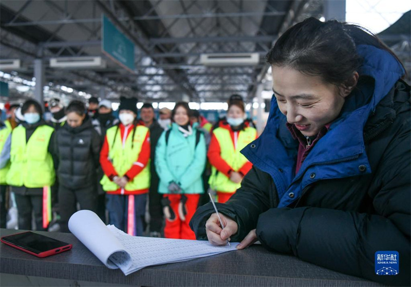 Xinjiang : surfer sur la vague des Jeux olympiques d'hiver, semer les graines des sports de glace et de neige au pied des monts Tianshan