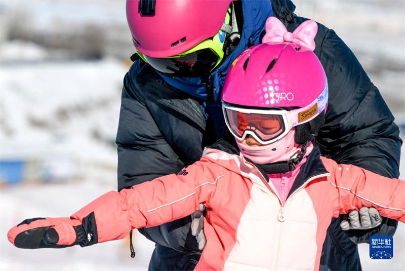 Xinjiang : surfer sur la vague des Jeux olympiques d'hiver, semer les graines des sports de glace et de neige au pied des monts Tianshan